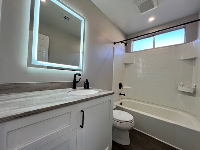Building Photo - Fabulous 3 bedroom  Home