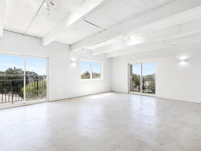 Building Photo - 860 NE 78th St