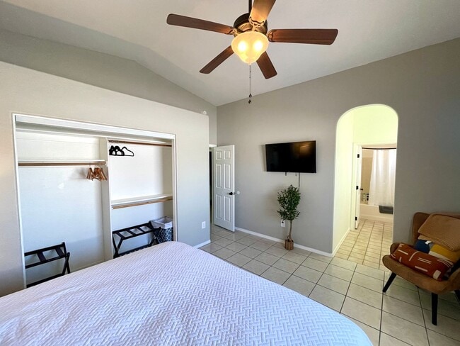 Building Photo - Luxurious Fully Furnished 3 Bedroom Home with Garage!