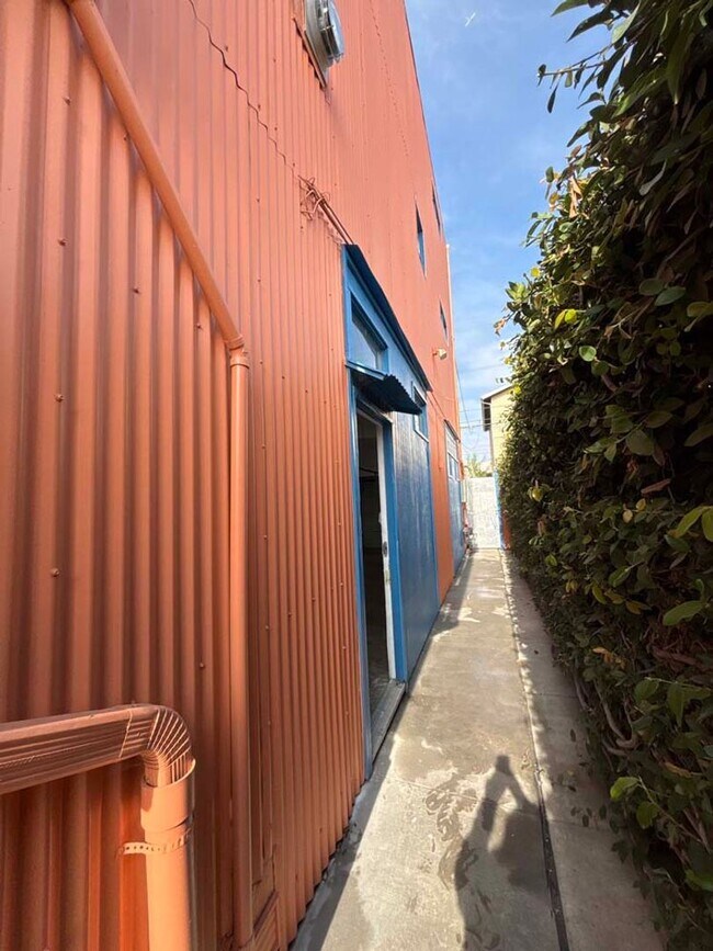 Building Photo - 915 Broadway St