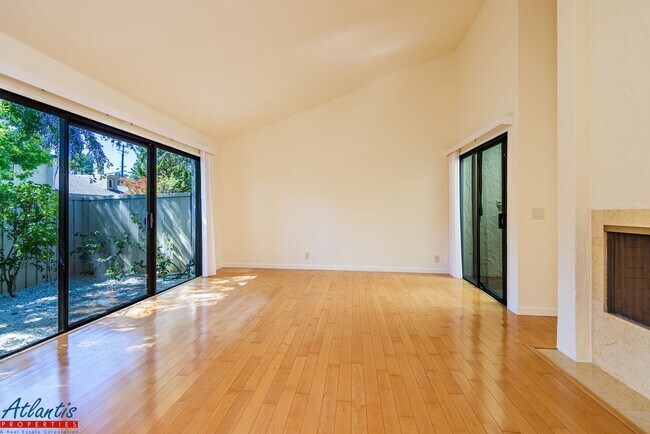 Building Photo - 4015 Villa Vista