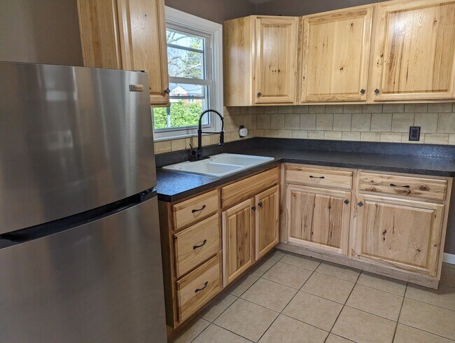 Building Photo - AVAILABLE NOW! - 2 Bedroom / 1 Bath Home i...