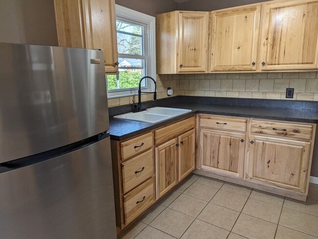 Building Photo - AVAILABLE NOW! - 2 Bedroom / 1 Bath Home in Great Beavercreek Neighborhood!