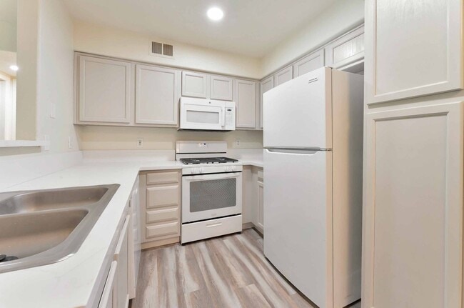 Building Photo - Cozy Ground Floor Condo!