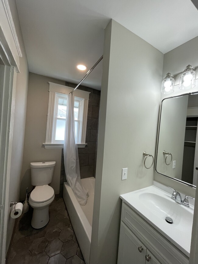 2nd floor bathroom - 3455 Trimble Ave