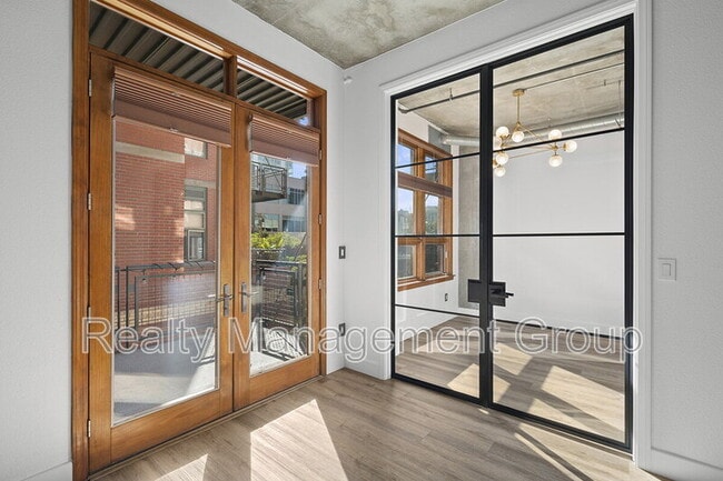 Building Photo - 877 Island Ave