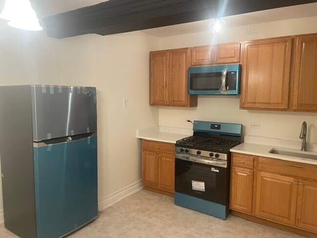 Building Photo - 1358 W Rosedale Ave
