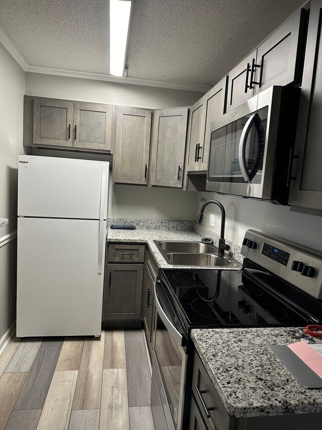 Building Photo - Evian Tower Condominium: 1BD/1BA and comes with assigned parking space. AVAILABLE NOW 2/1/24