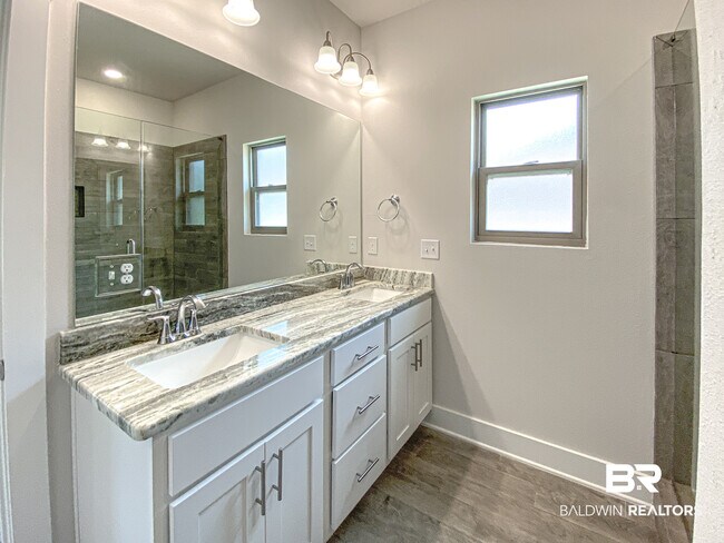 Building Photo - 10078 Lakeview Dr