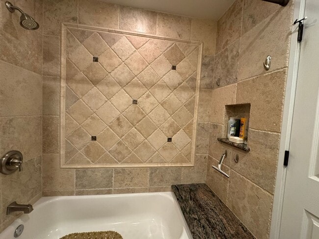 Building Photo - Riverfront 2BR Condo Great Views, Luxury Furnished incl UTILITIES