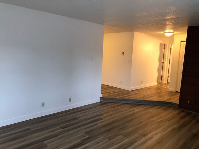 Building Photo - Updated single level 2 bedroom 1 bath duplex in Springfield!