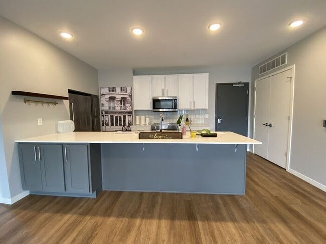 Building Photo - $2,400 | 2 Bedroom, 2 Bathroom Condo | Pet...