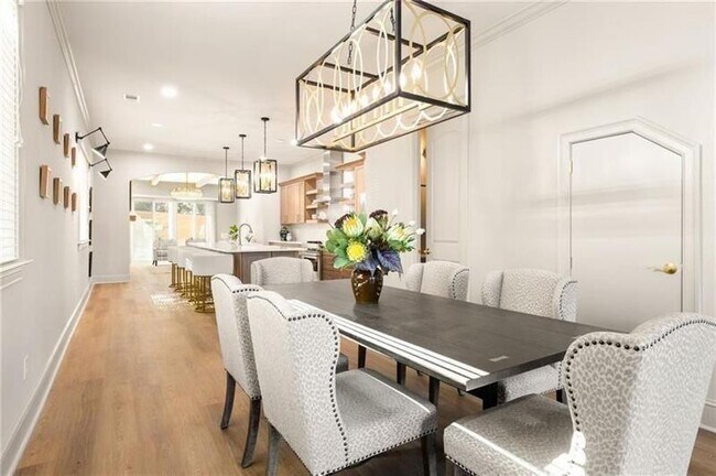 Building Photo - 722 Lakeview Ave NE