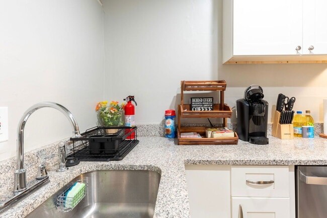 Building Photo - 1601 W Cary St