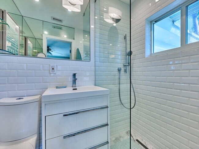 Building Photo - 301 NW 3rd Ct