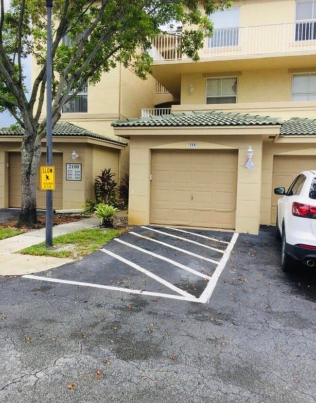 Building Photo - 2100 Greenview Shores Blvd
