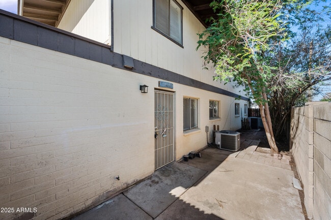 Building Photo - 336 W 5th Pl