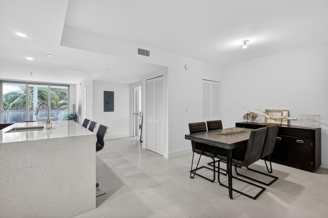 Building Photo - 13800 Highland Dr