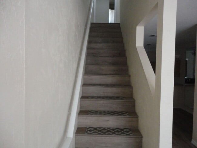 Building Photo - Victoria Station - 2 bedroom 2.5 bath townhouse
