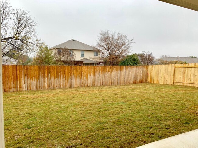 Building Photo - Single Level 4/2 Home in Highly Sought Aft...