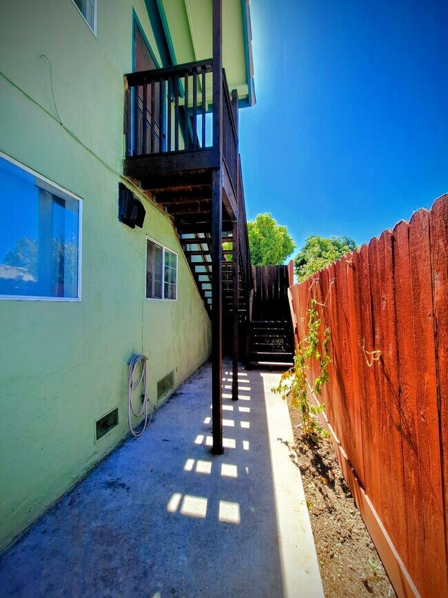 Building Photo - 518 E Julian St
