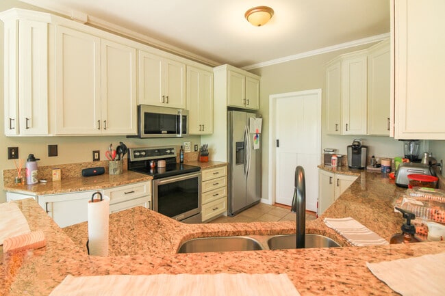 Building Photo - 511 Riverview Ct