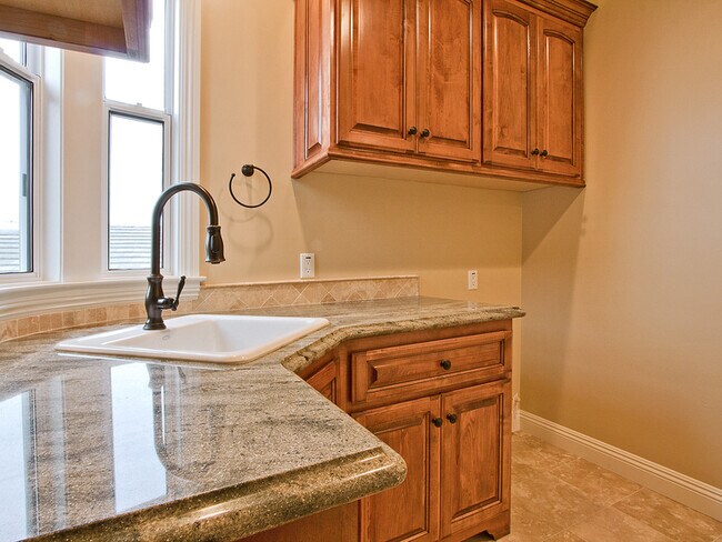 Building Photo - Spacious 3,224 Square Foot Townhouse!