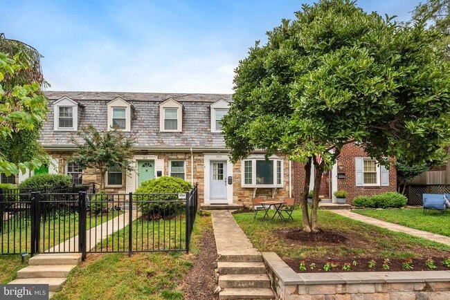 Primary Photo - 1813 Leslie Ave