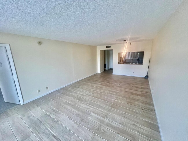 Building Photo - 1831 Sabal Palm Dr