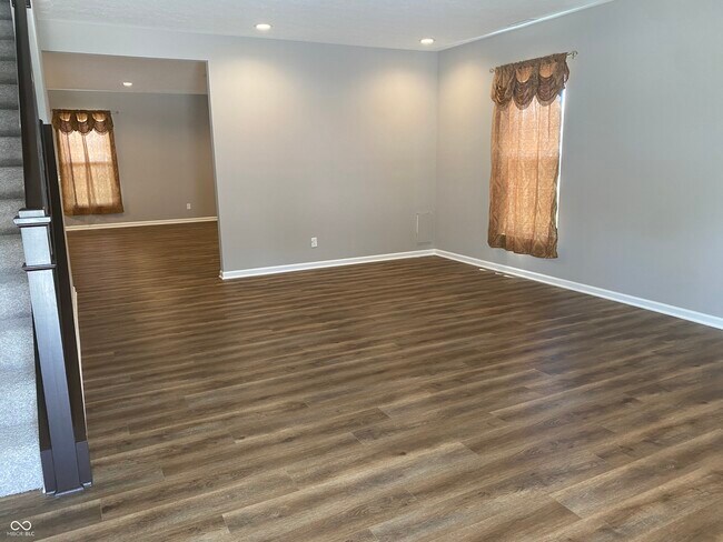 Building Photo - 5668 Grosbeak Dr