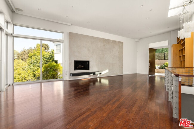 Building Photo - 3255 Fernwood Ave