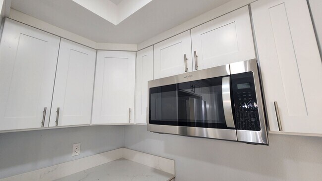 Building Photo - 2047 Lakeridge Cir