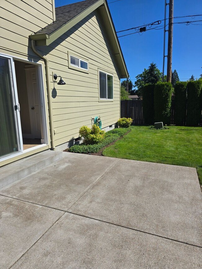 Building Photo - Beautiful 3 Bedroom Off Gilham