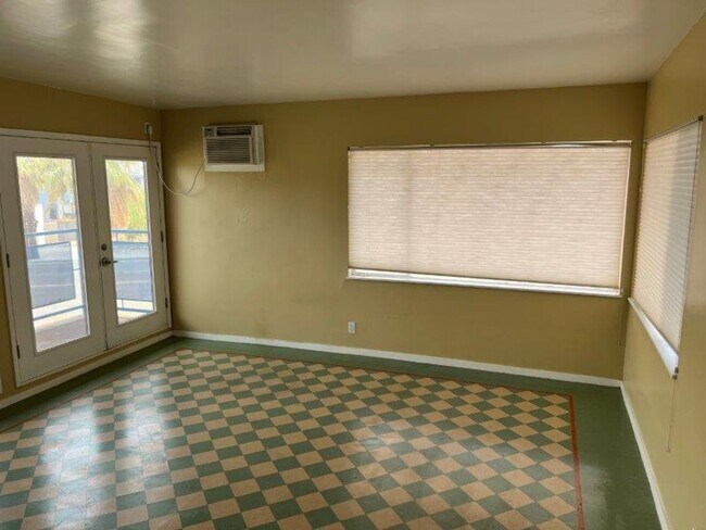 Building Photo - 2583 N Palm Canyon Dr