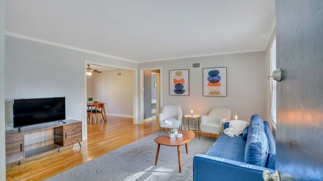 Building Photo - Beautifully renovated Move-in Ready 2bed 1...