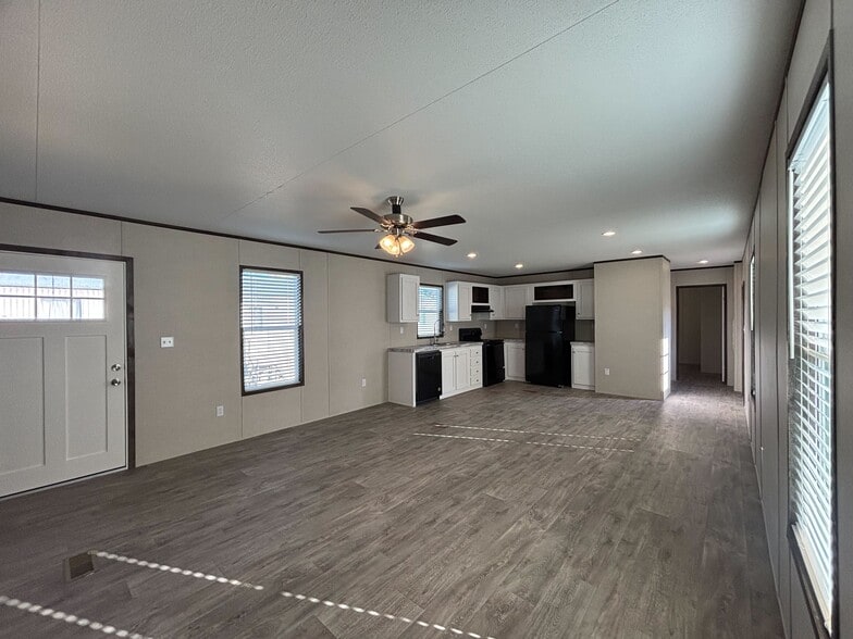 Building Photo - 204 Linda St