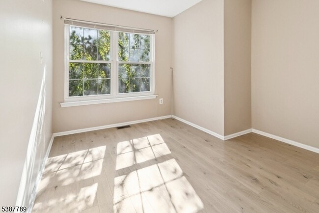 Building Photo - 10 Brookline Ct
