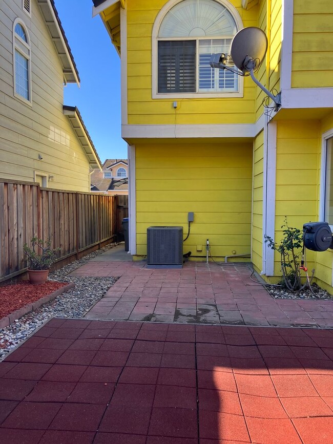 Building Photo - Bright 3-Bedroom, 2.5-Bathroom Home in Qui...