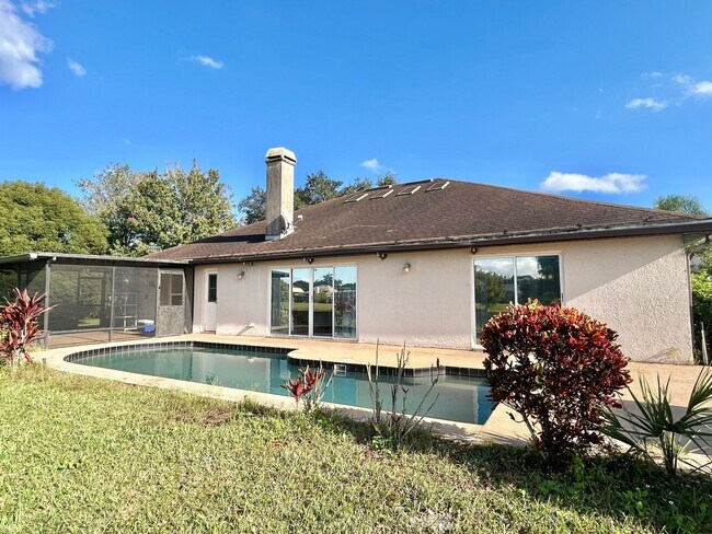 Building Photo - Waterfront Pool Home in Waterford Lakes