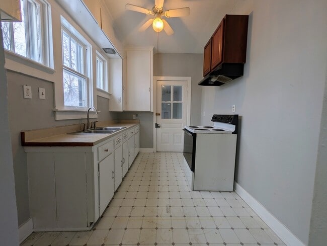 Building Photo - 924 N Capitol Ave