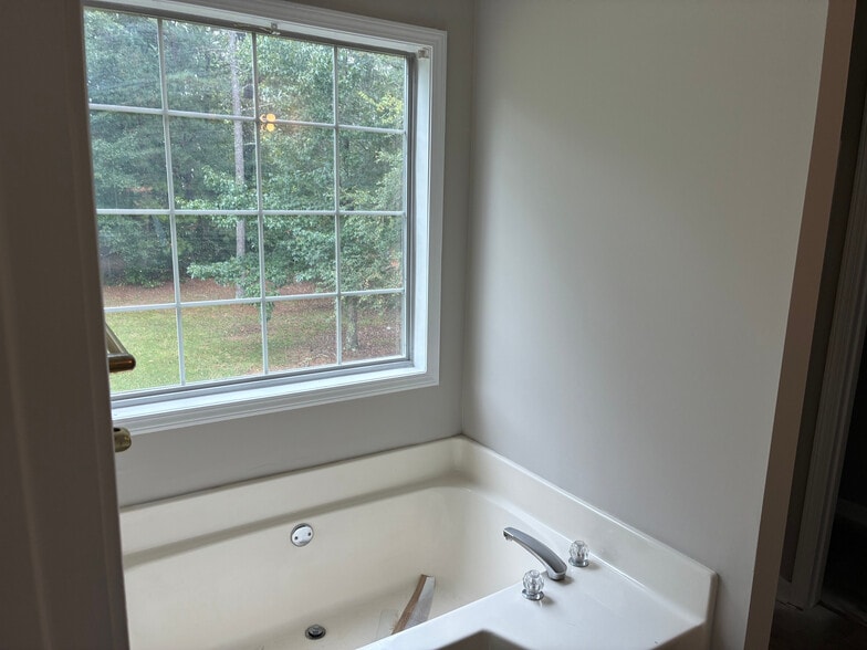 Building Photo - Room in House on Tara Bend