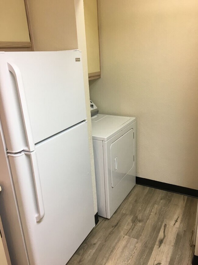 Building Photo - 3 bedroom 2 bath Windsong Condo ~ Includes...