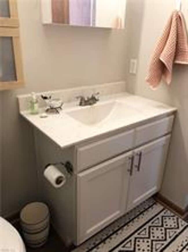 Building Photo - North End Beach Cottage 2 Bedroom 1 Bath