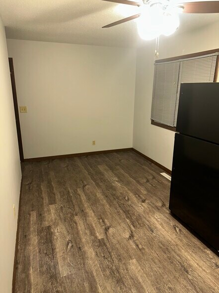 Building Photo - 1765 Valley Dr