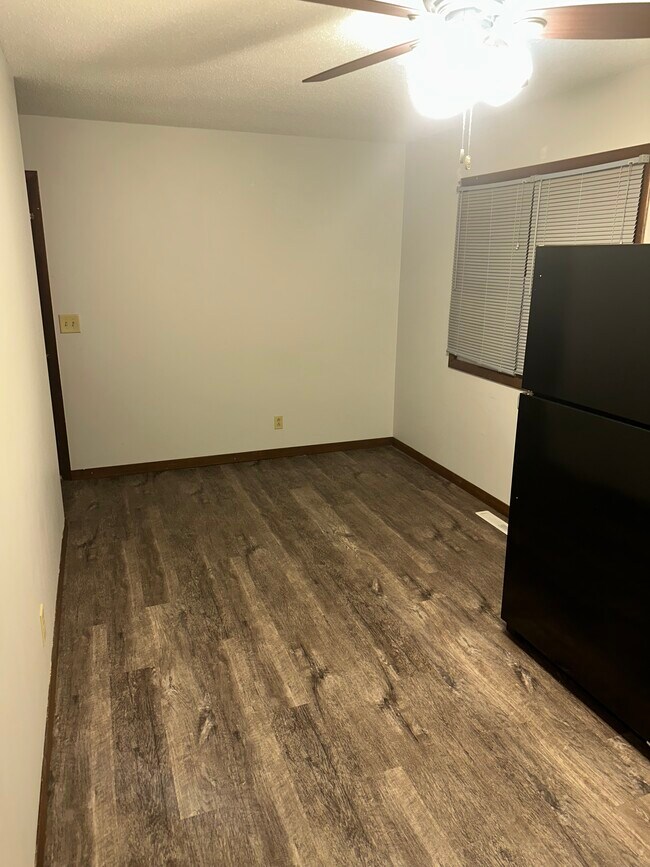 Building Photo - 1765 Valley Dr