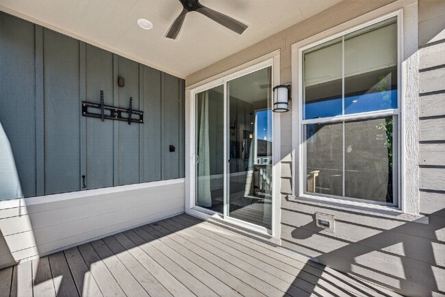 Building Photo - 6311 Stable View St