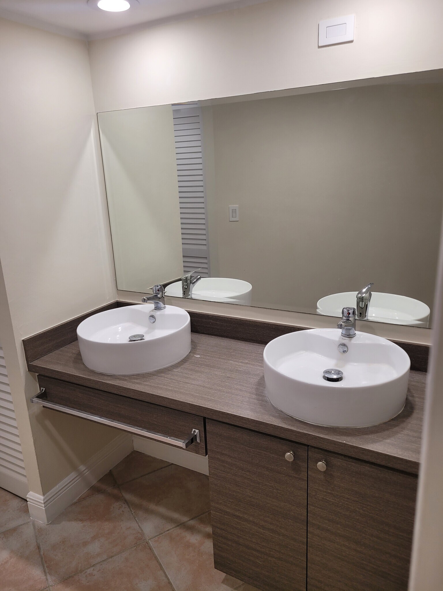 master bathroom - 20400 W Country Club Dr