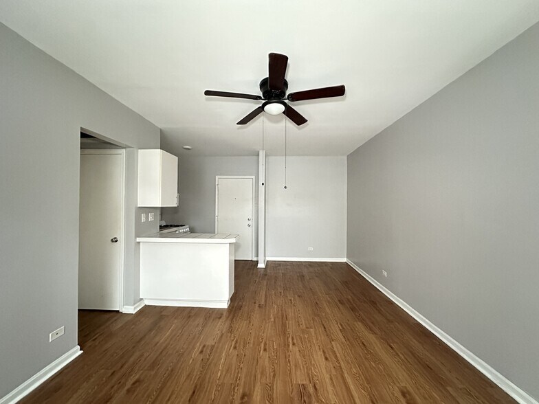 Building Photo - 4031 N Kenmore Ave