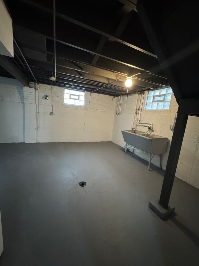 Building Photo - 4 Bedroom 2 Bathroom House in Dolton ! A M...