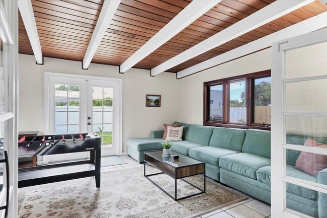 Building Photo - Charming 3 Bed/2 Bath + Den Home in Ringling Park – Minutes to Downtown Sarasota!